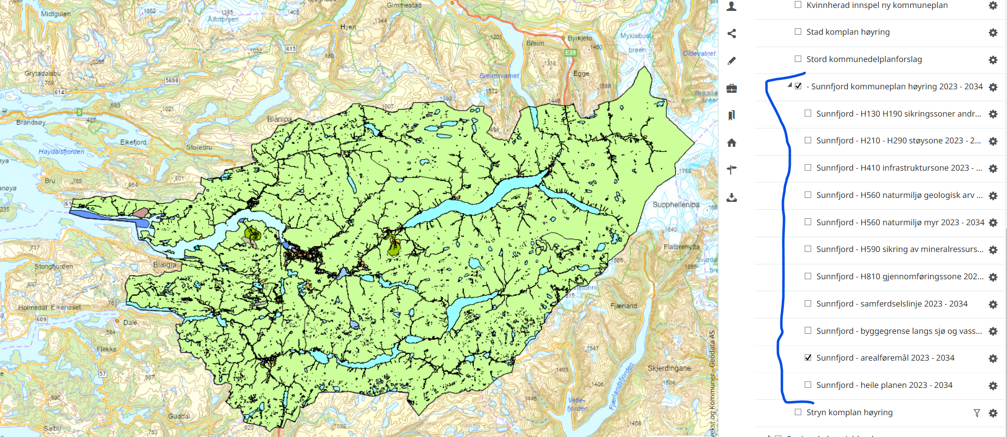 Kart med grøne og andre farga flater for Sunnfjord sitt kommuneplanforslag. Til høgre for kartet er lista med lag som er lagt til i fylkesatlas. Lenke til fylkesatlas med arealføremål på.