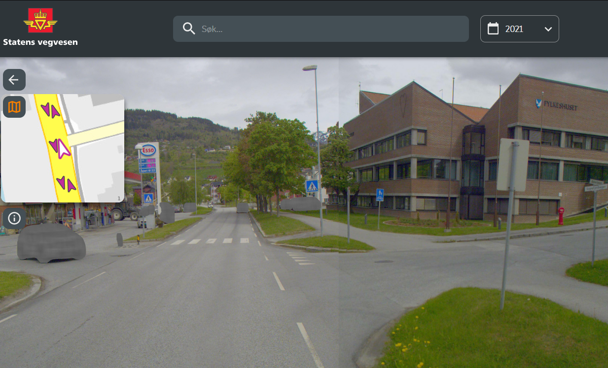 Statens vegvesen logo, søkefelt, nedtrekksmeny med val av år, kartvindu med utsnitt av vegen med piler som viser kjøreretning, foto av veg og hus på same stad som kartutsnittet.