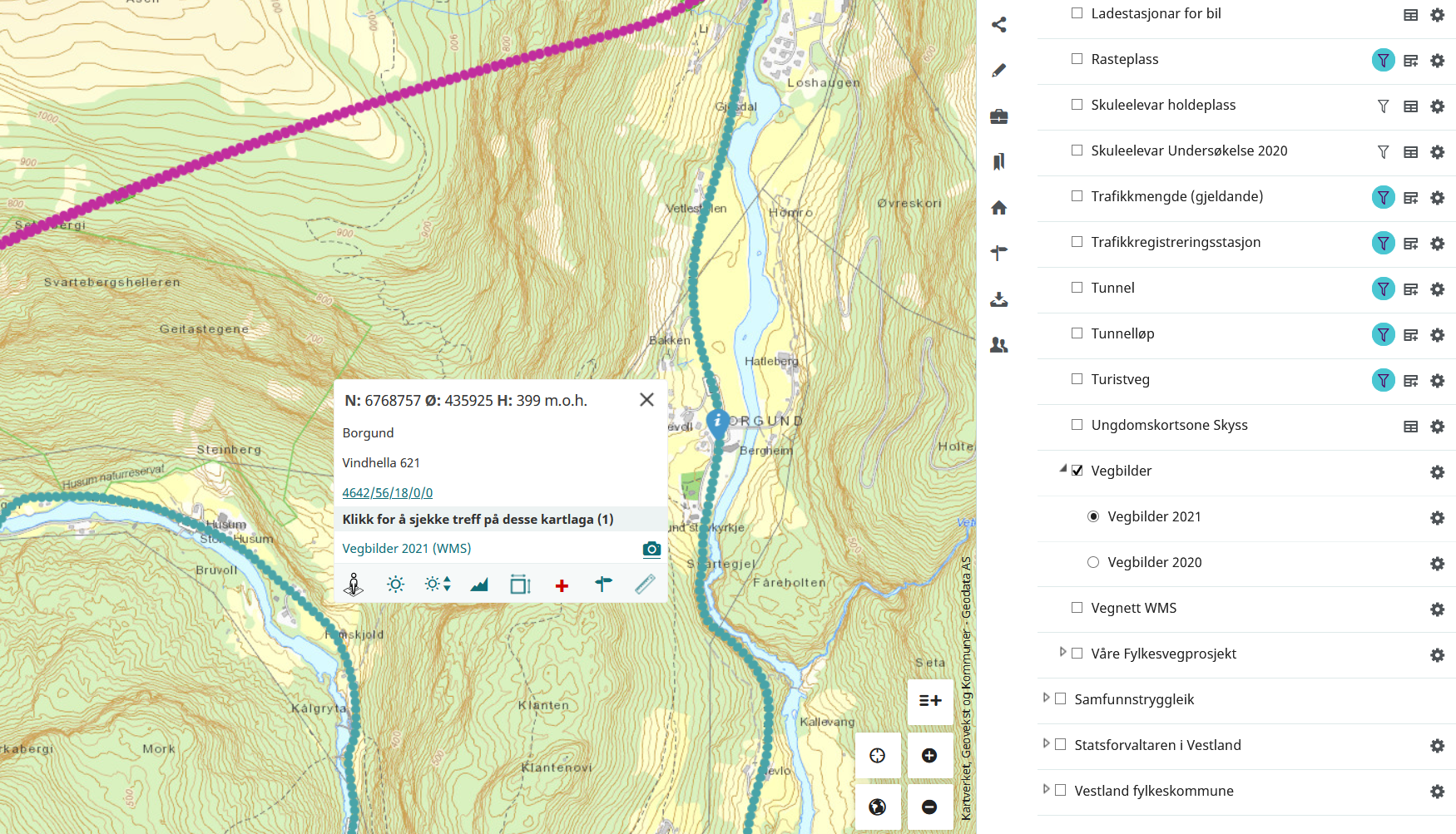 Kart over Borgund i Lærdal der punkt frå bildetenesta til Vegvesenet er markert langs vegen i kartet. Klikk i kart treffboks med koodinat, høgde over havet, stadnamn, adresse, matrikkeladresse, treff på kartlag med lenke til treffet, verktøyline; google streetview, yr.no, sol opp og ned, høgdeprofil, måle areal, nødhjelpsplakat, sette punkt navigasjon, måle linje. Til høgre; horisontal verktøylinje og høgre meny med liste over tema der Vegbilder 2021 er aktivert.