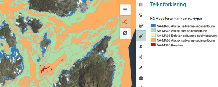 Flyfoto med farga flater i sjø. Det er lenke på bildet til informasjon på Geonorge.