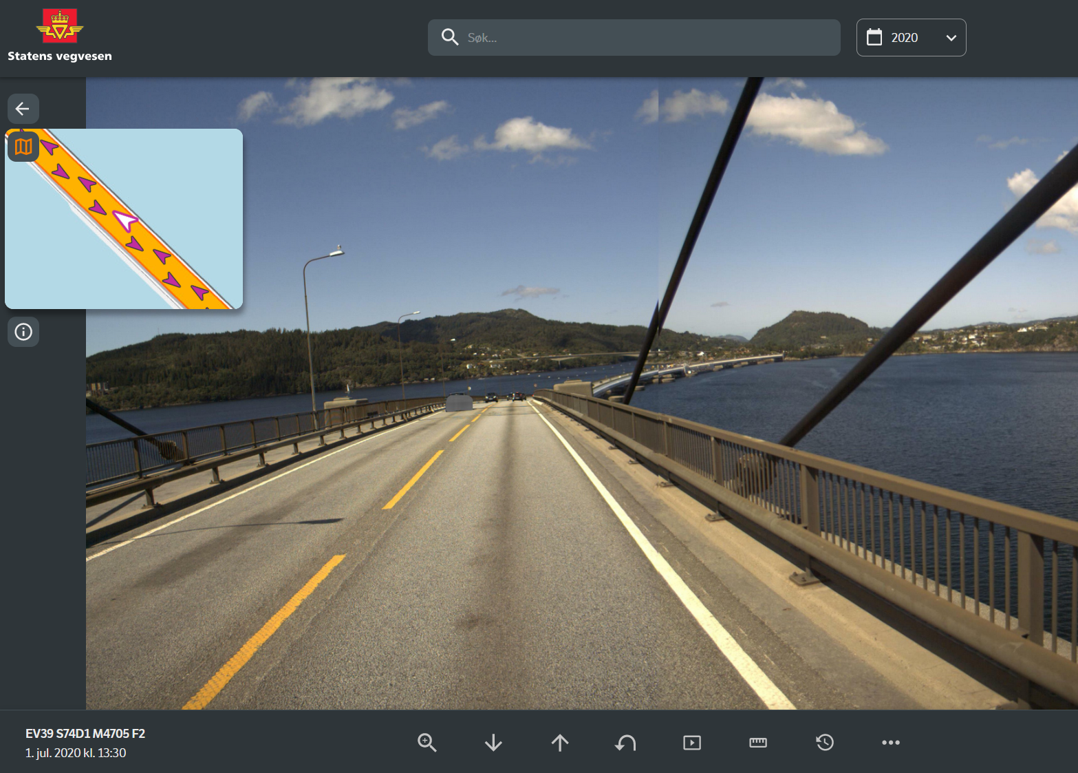Statens vegvesen logo, søkefelt, nedtrekksmeny med val av år, kartvindu med utsnitt av vegen med piler som viser kjøreretning, foto av veg og bru på same stad som kartutsnittet.