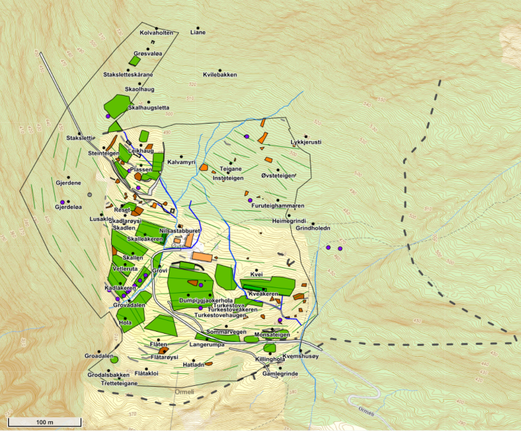 punkt, linjer og flater på bakgrunnskart som viser strukturar på ein gamal gard