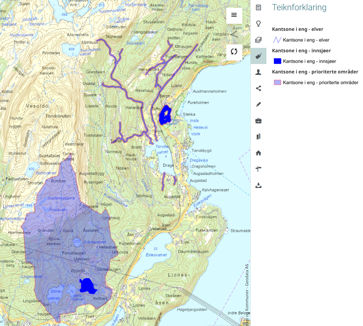 Kart med blå flater og linjer som illustrere kantsone i eng. Teiknforklaring til høgre for kartet. Lenke til fylkesatlas med tre kantsone tema på.