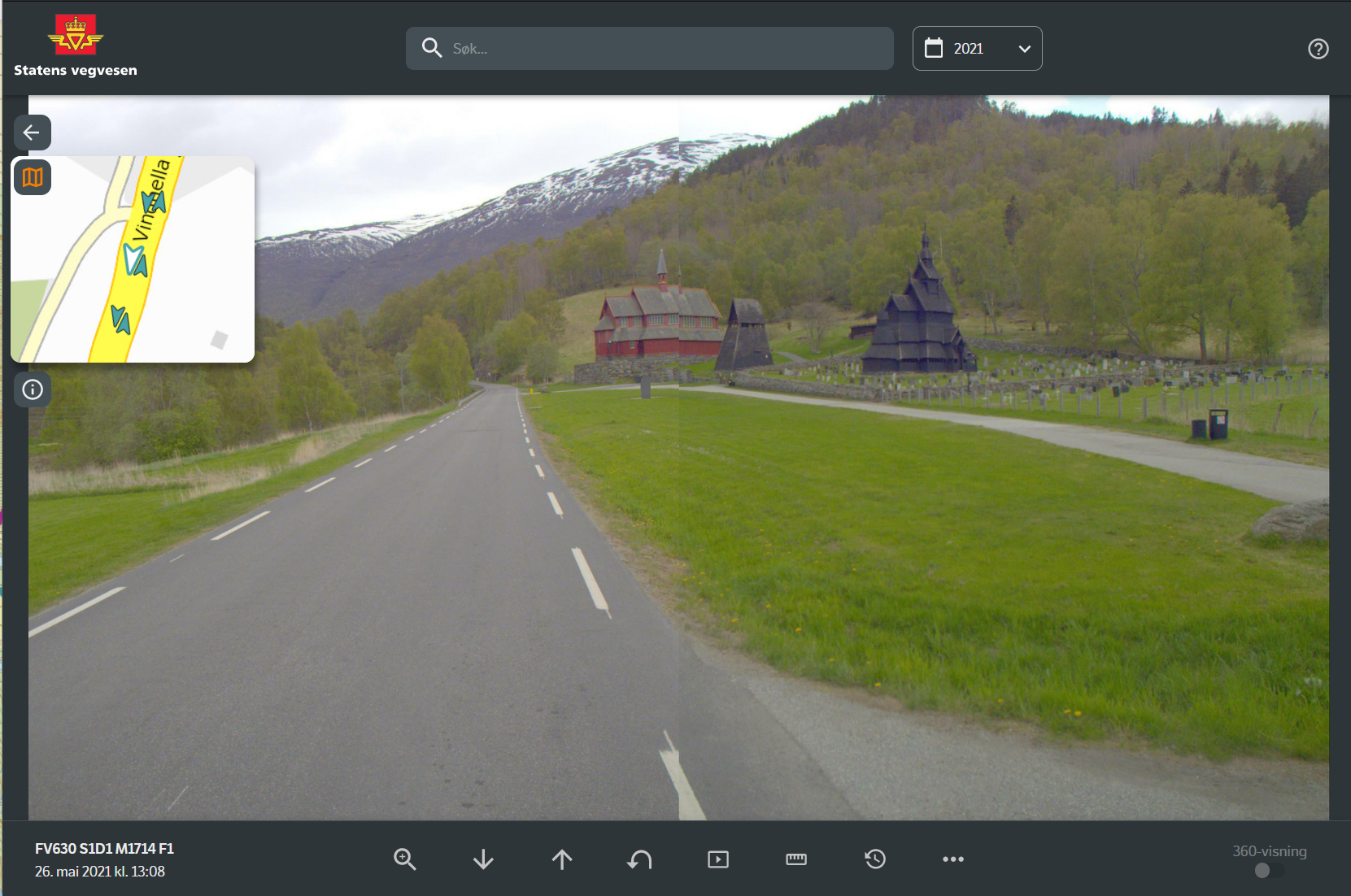 Statens vegvesen logo, søkefelt, nedtrekksmeny med val av år, kartvindu med utsnitt av vegen med piler som viser kjøreretning, foto av veg og Borgund stavkykje på same stad som kartutsnittet.