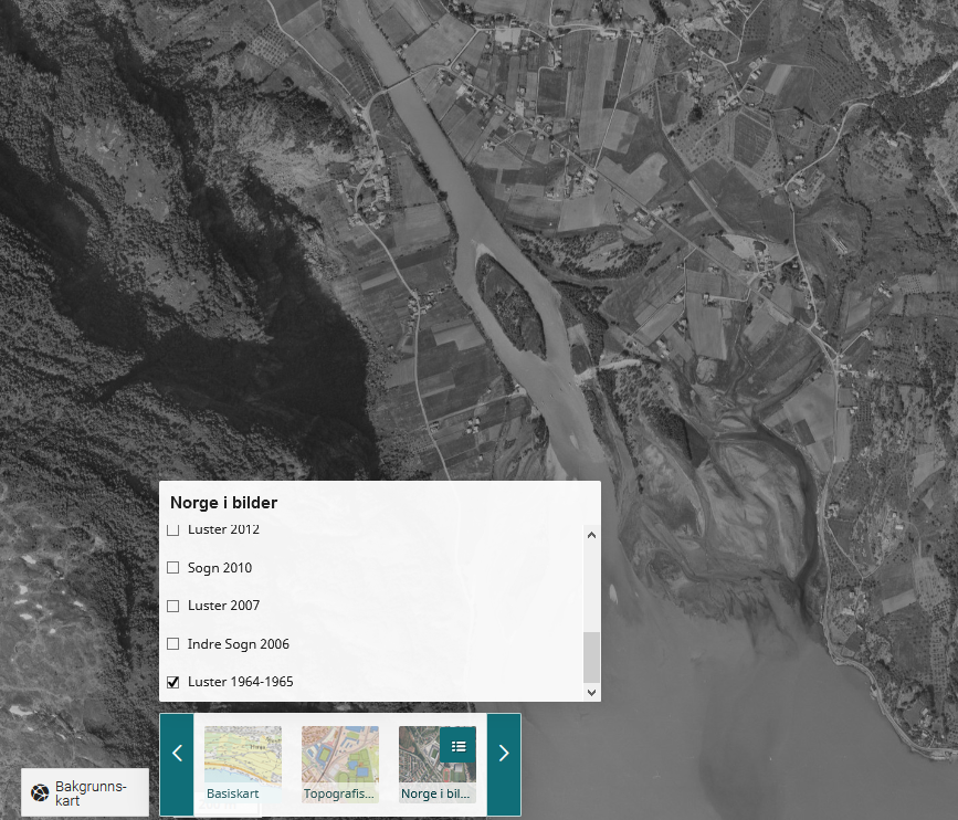 Historisk flyfoto i svartkvitt frå Gaupne på 60-talet. Meny frå bakgrunnskart knapp som viser ulike tilgjengelege år.